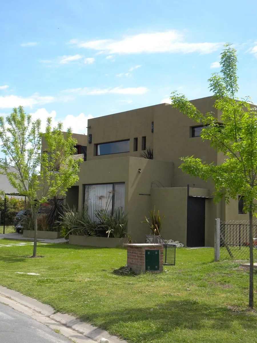 Casa terminada vista desde la esquina