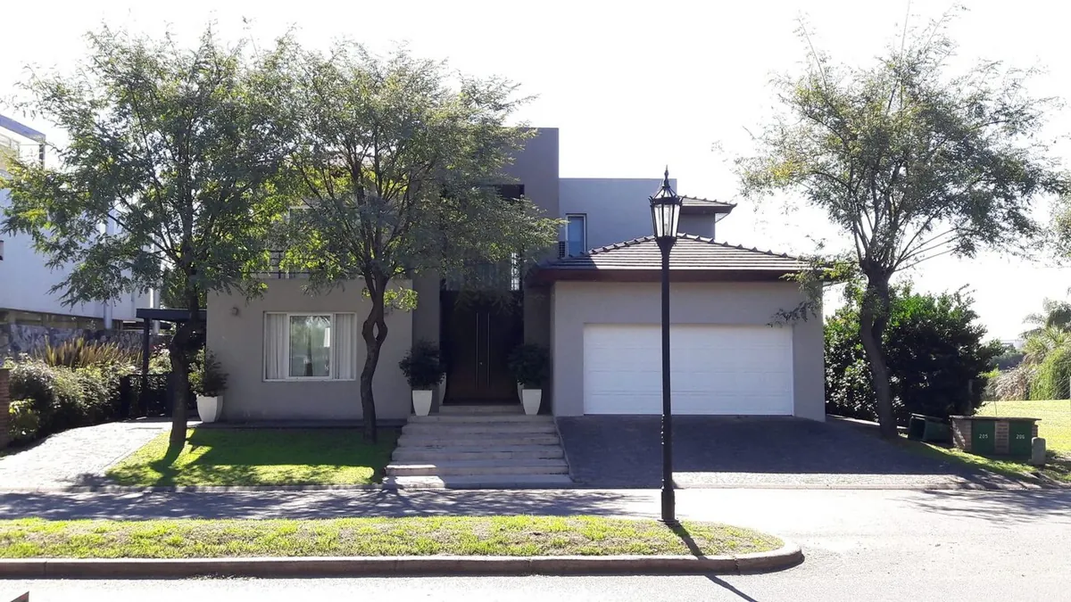 Casa con garaje y escalinata de acceso